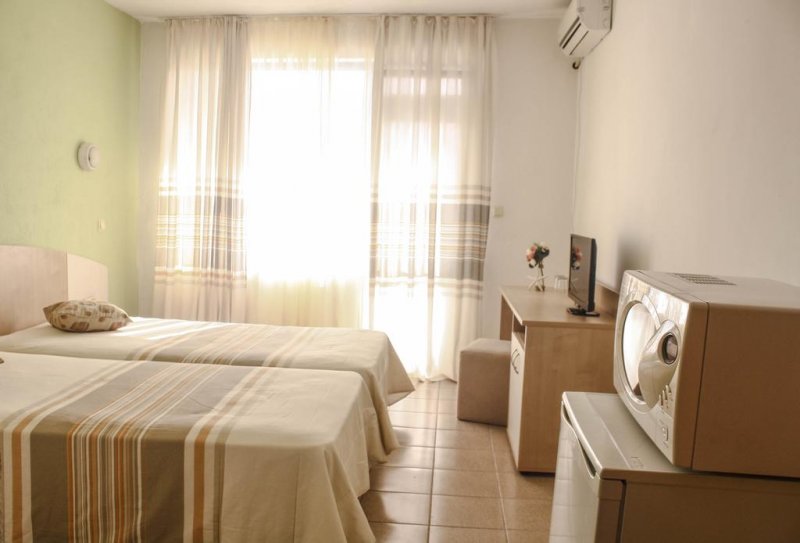 Хотел Алба Фемили - Снимка 1