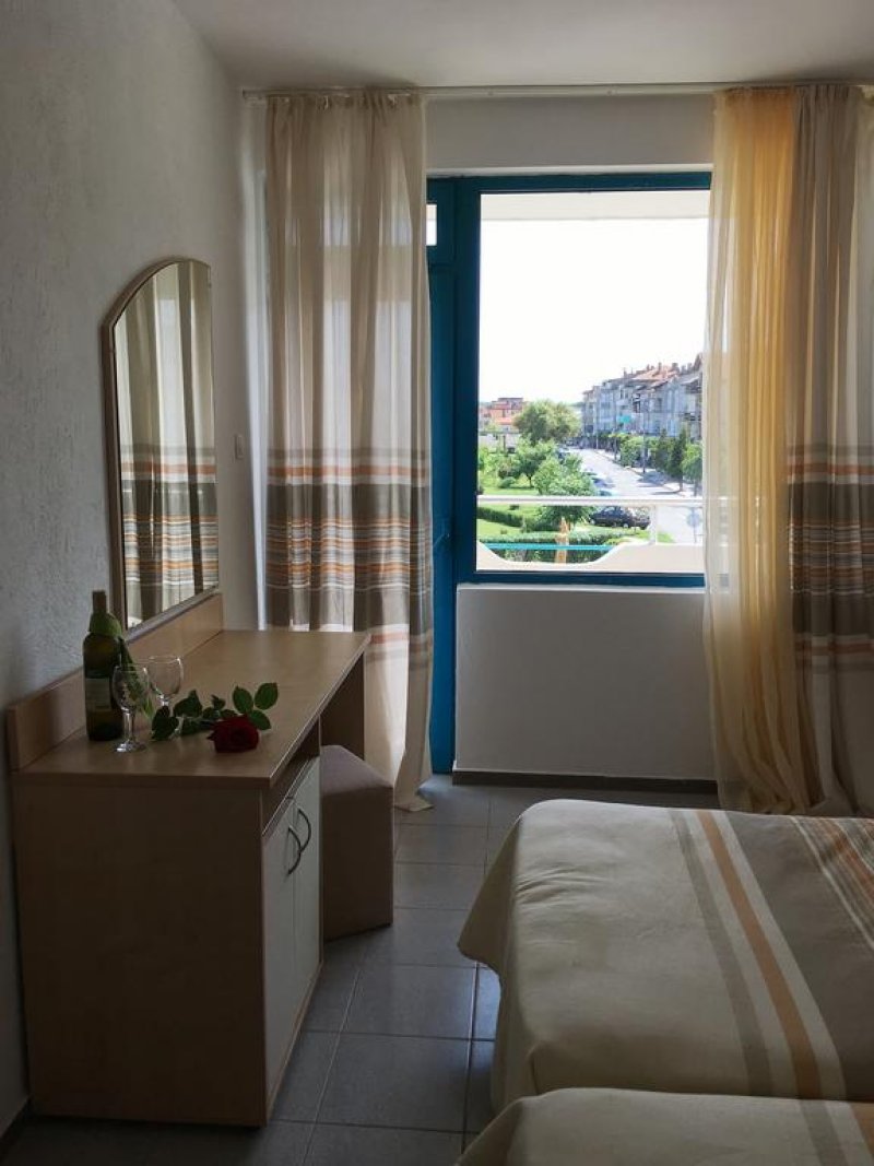 Хотел Алба Фемили - Снимка 9