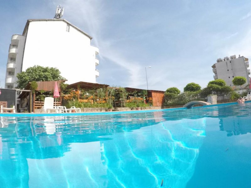 Хотел Алба Фемили - Снимка 7