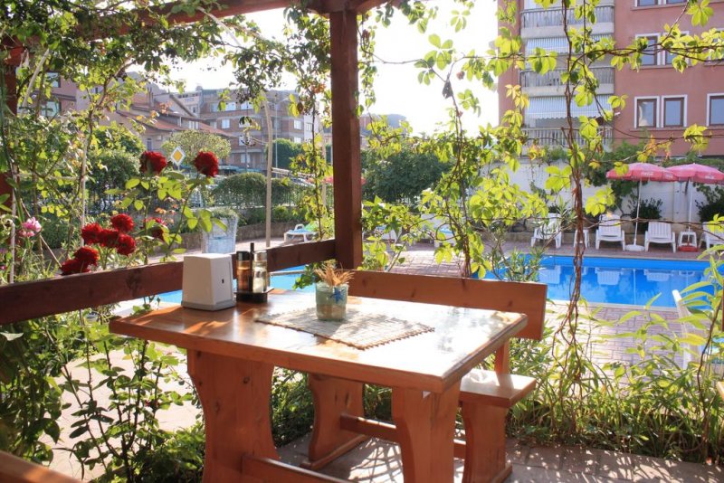 Хотел Алба Фемили - Снимка 7