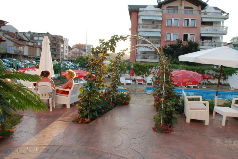 Хотел Алба Фемили - Снимка 1