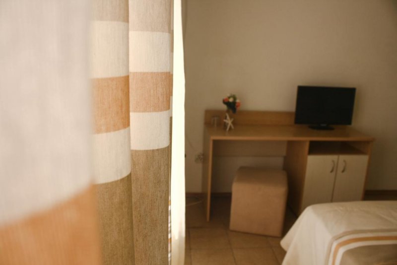 Хотел Алба Фемили - Снимка 10