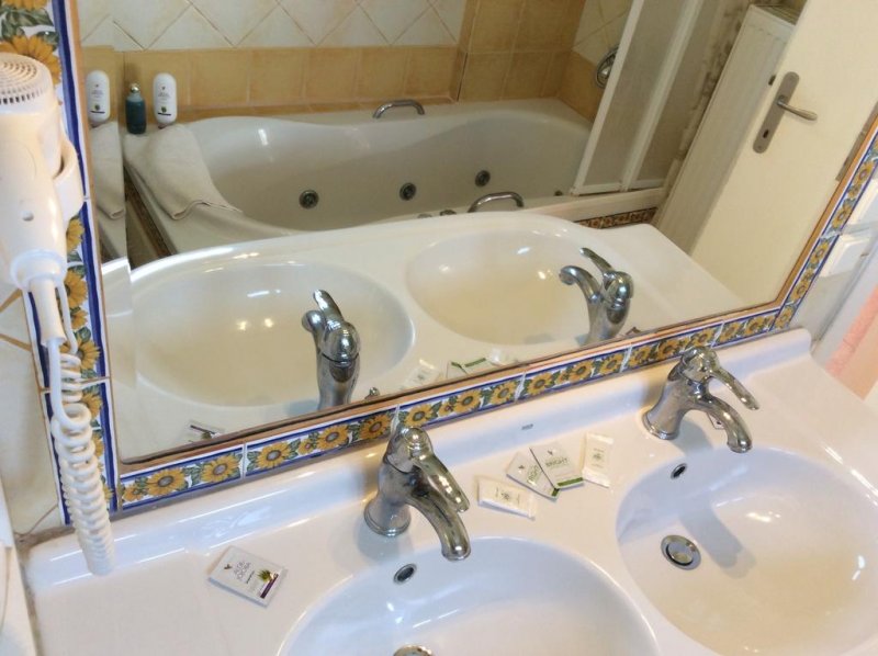 The Hotel Melissa Gold Coast - Снимка 3