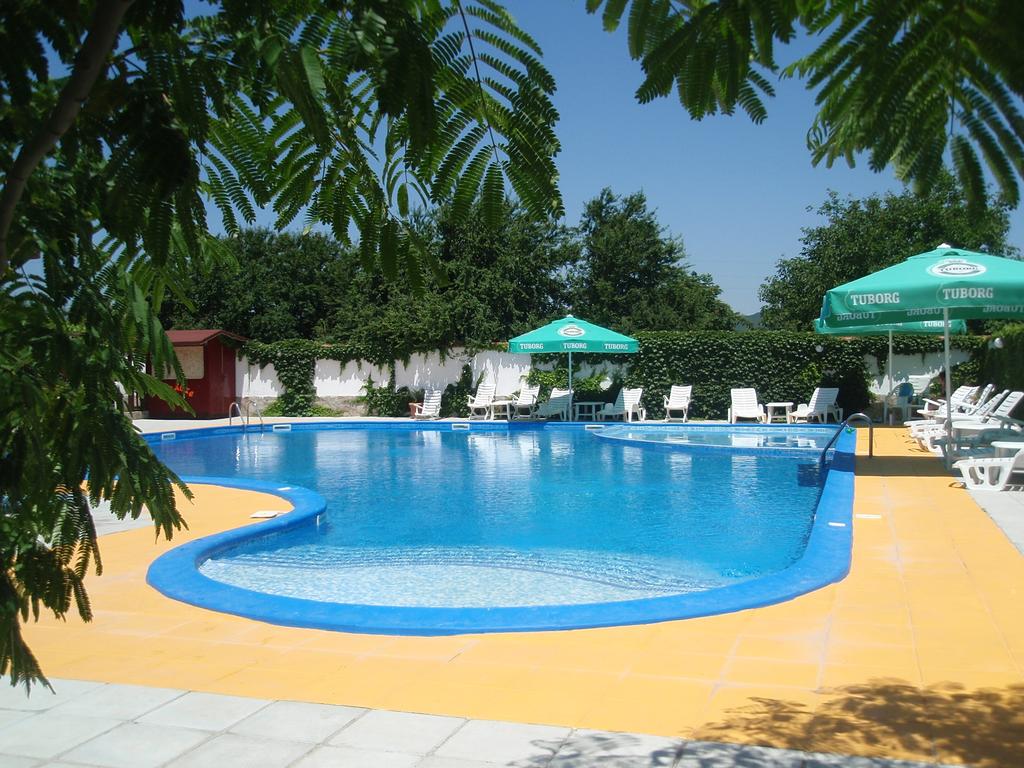 Еднодневен пакет със закуска + ползване на басейн в хотел Анкор, Кранево - Снимка 