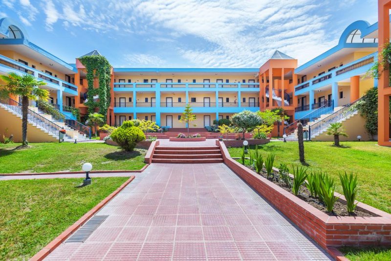 Atrium Hotel - Снимка 1