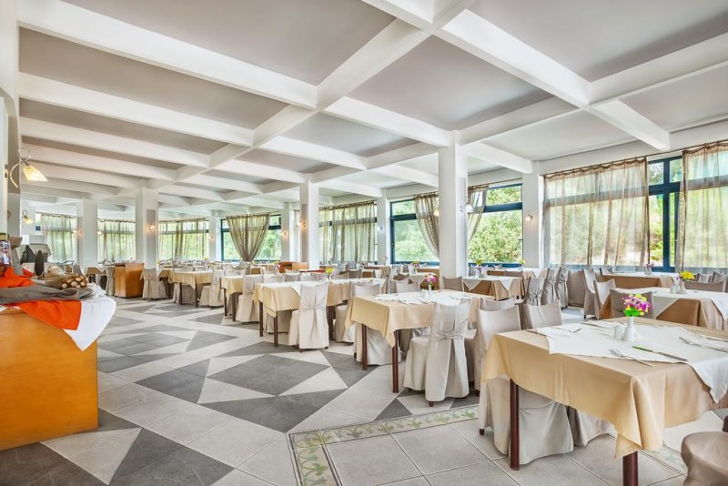 Atrium Hotel - Снимка 2