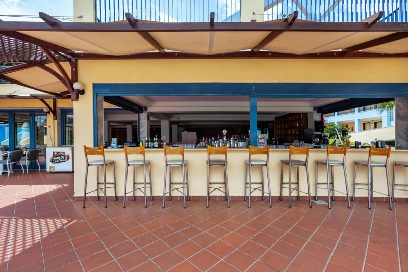 Atrium Hotel - Снимка 1