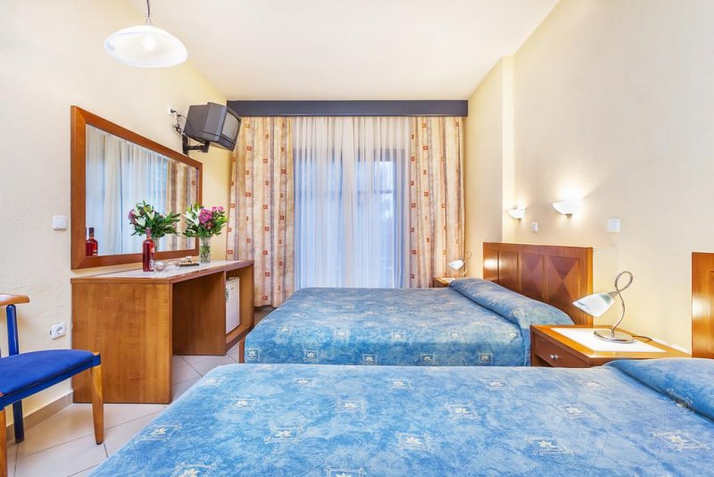 Atrium Hotel - Снимка 2