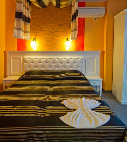 Нощувка на човек със закуска на 100 метра от плажа в Поморие в семеен хотел Парос*** - Снимка 10