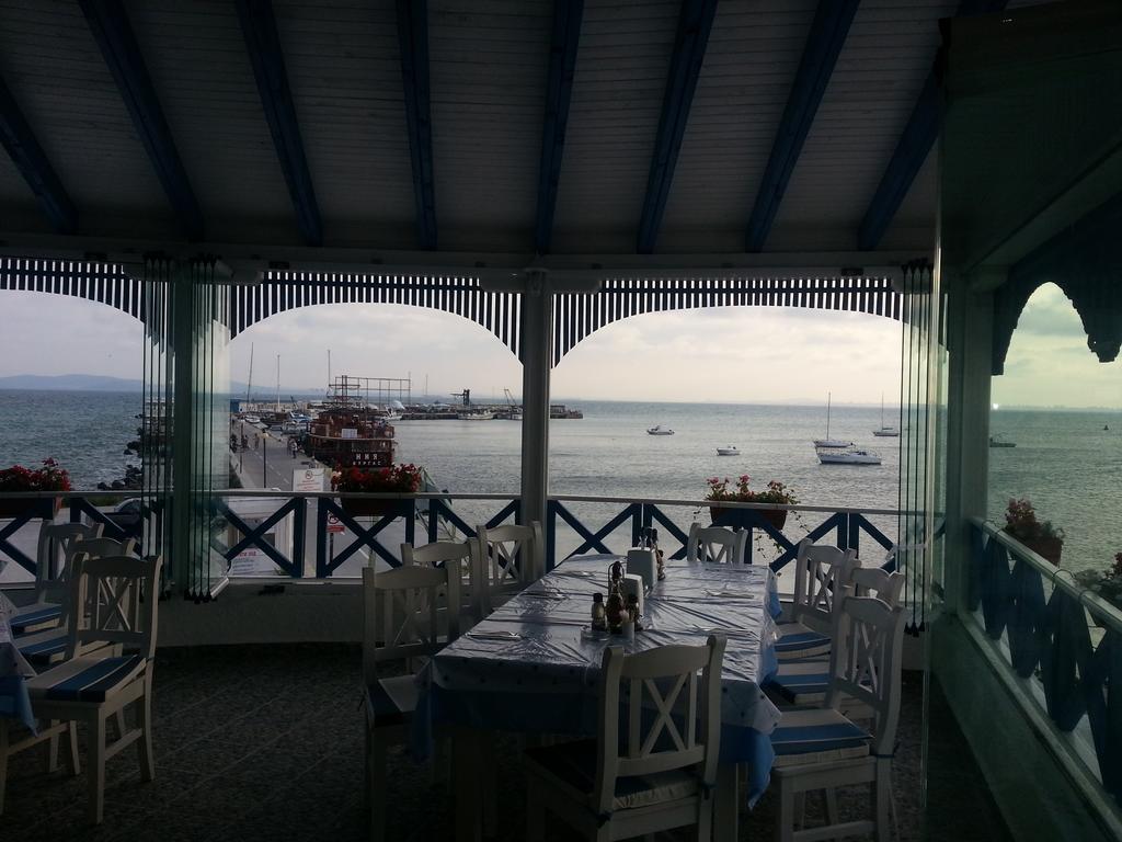 Нощувка на човек със закуска на 100 метра от плажа в Поморие в семеен хотел Парос*** - Снимка 36
