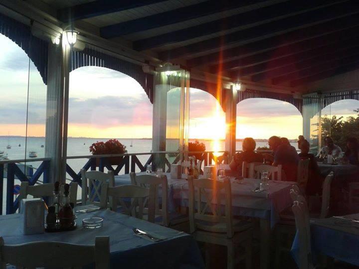 Нощувка на човек със закуска на 100 метра от плажа в Поморие в семеен хотел Парос*** - Снимка 26