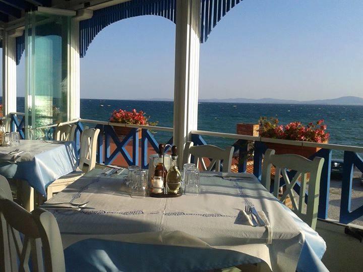 Нощувка на човек със закуска на 100 метра от плажа в Поморие в семеен хотел Парос*** - Снимка 13
