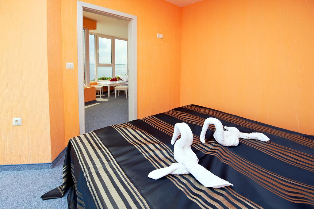 Нощувка на човек със закуска на 100 метра от плажа в Поморие в семеен хотел Парос*** - Снимка 38