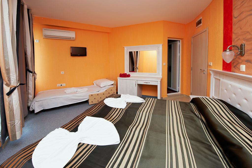 Нощувка на човек със закуска на 100 метра от плажа в Поморие в семеен хотел Парос*** - Снимка 7