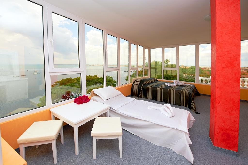 Нощувка на човек със закуска на 100 метра от плажа в Поморие в семеен хотел Парос*** - Снимка 2