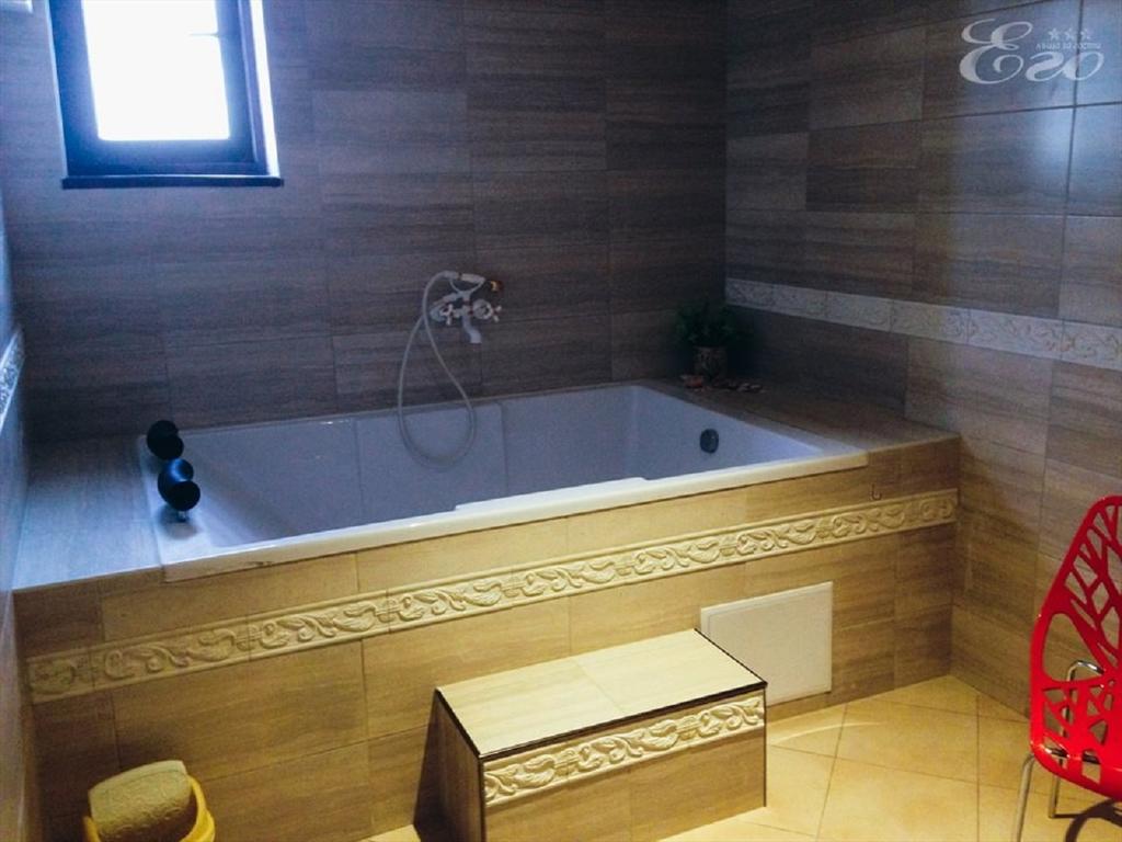 Нощувка на човек + вана с гореща минерална вода, терма зона и сауна в Къща за гости Его, с. Минерални бани - Снимка 11