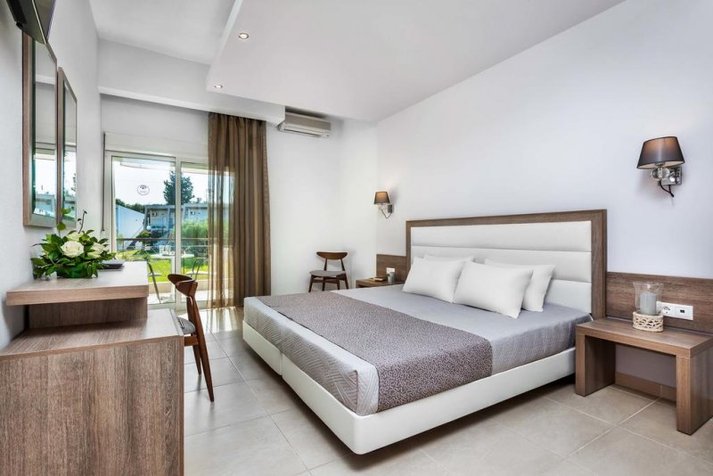 Iris Hotel   - Снимка 3