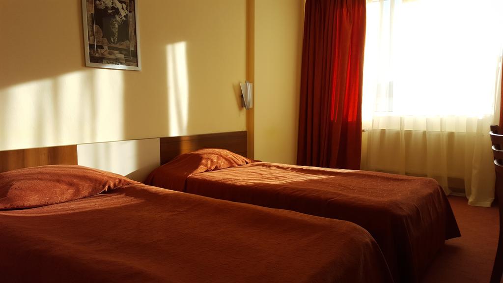 Нощувка на човек със закуска и вечеря + парна баня, сауна и джакузи в хотел Панорама, Пампорово - Снимка 18