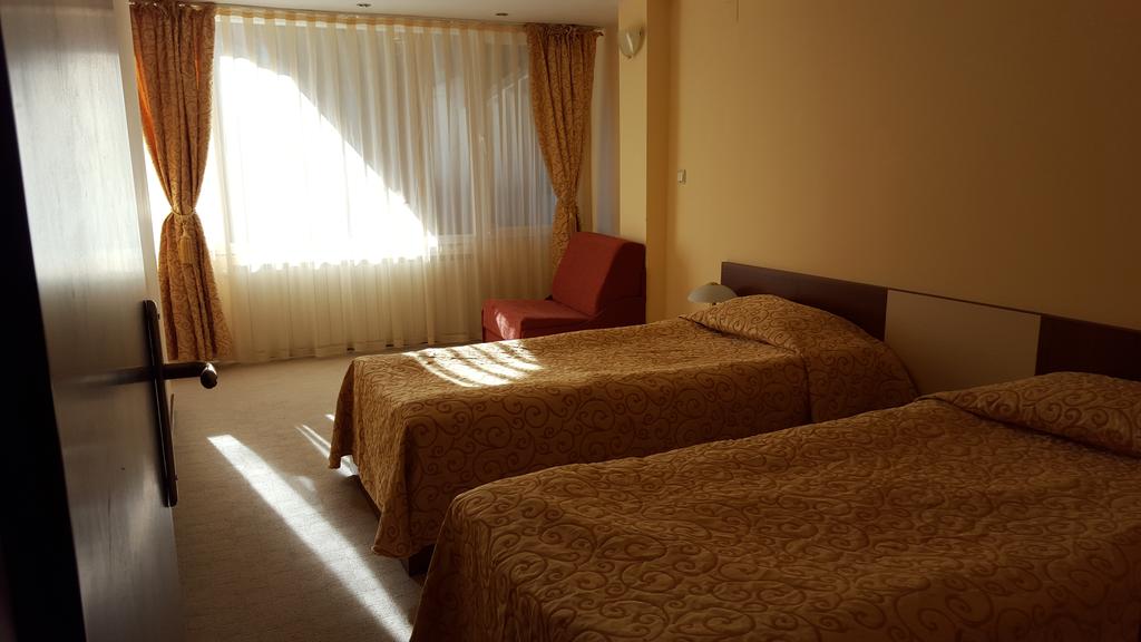 Нощувка на човек със закуска и вечеря + парна баня, сауна и джакузи в хотел Панорама, Пампорово - Снимка 11