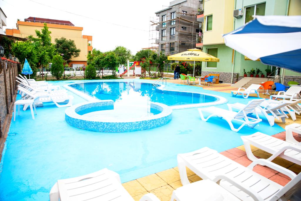 7 нощувки на човек + басейн в хотел Кристал, Равда - Снимка 