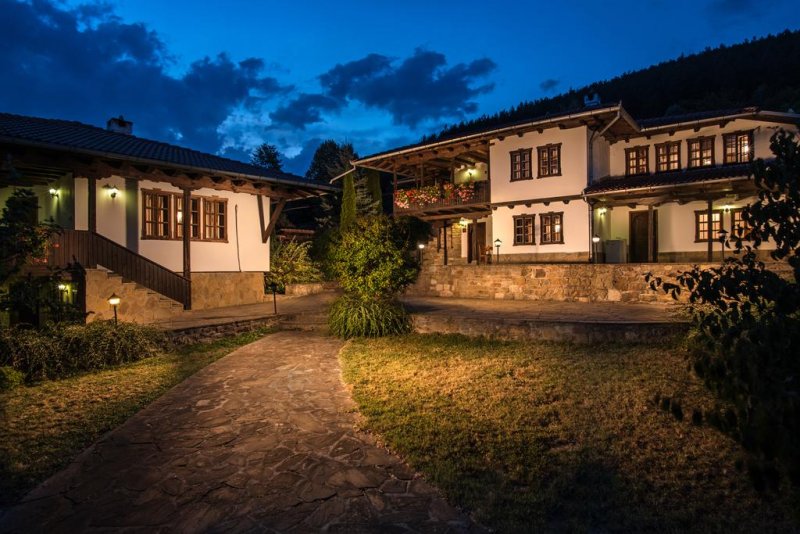 Комплекс Костадиновите къщи - Снимка 2