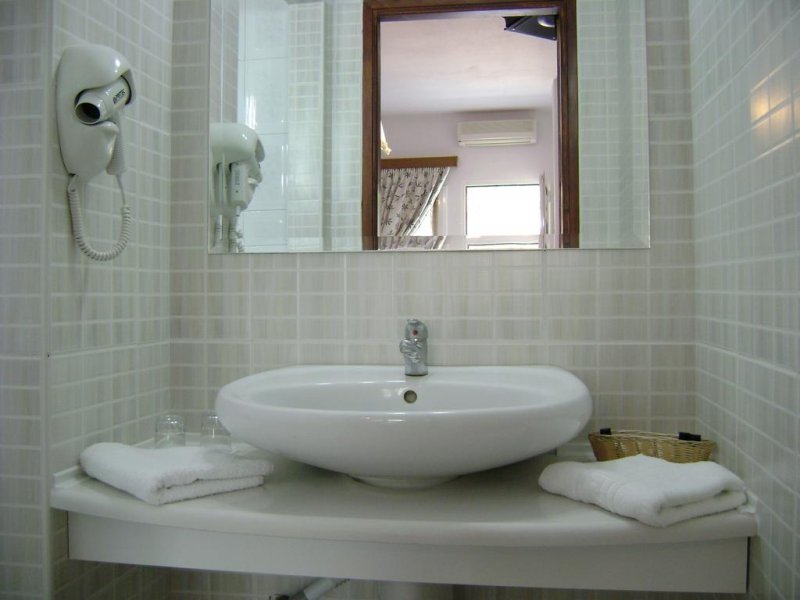 Rihios Hotel - Снимка 4