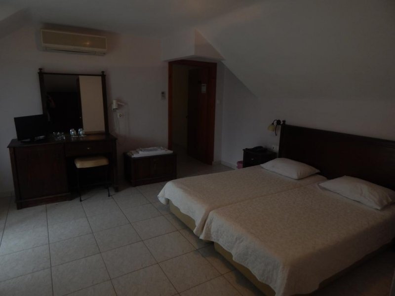 Rihios Hotel - Снимка 2