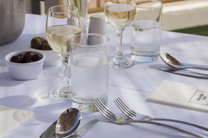 Alexandra Hotel - Снимка 1