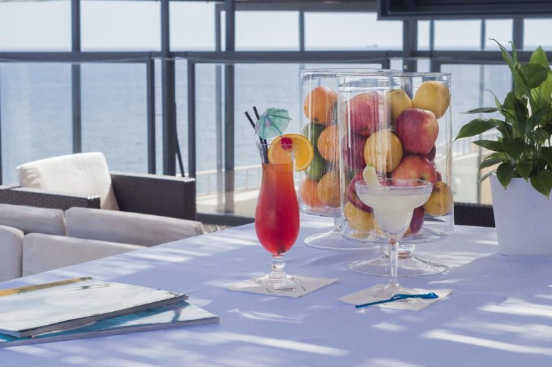 Alexandra Hotel - Снимка 1