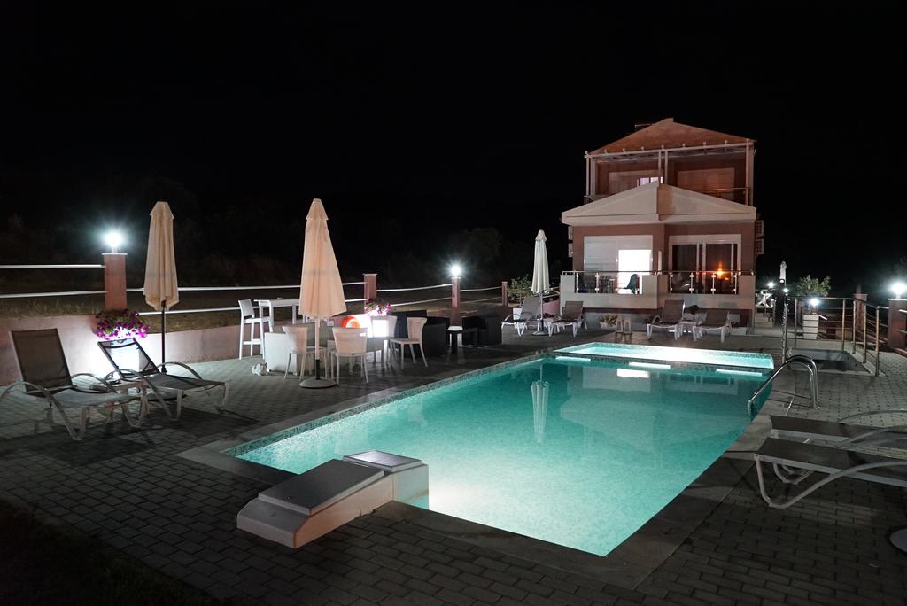 Нощувка в апартамент за до четирима на 100 м. от плажа в Лименария, Тасос + басейн и фитнес в хотел De Sol - Снимка 