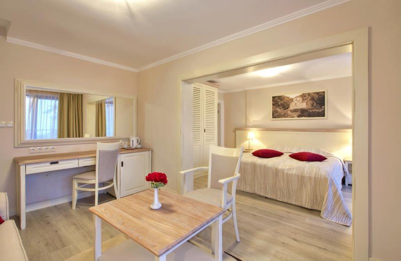 Уайт Рок Касъл Суит Хотел и СПА - Снимка 10