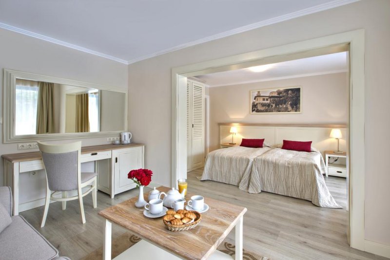 Уайт Рок Касъл Суит Хотел и СПА - Снимка 2