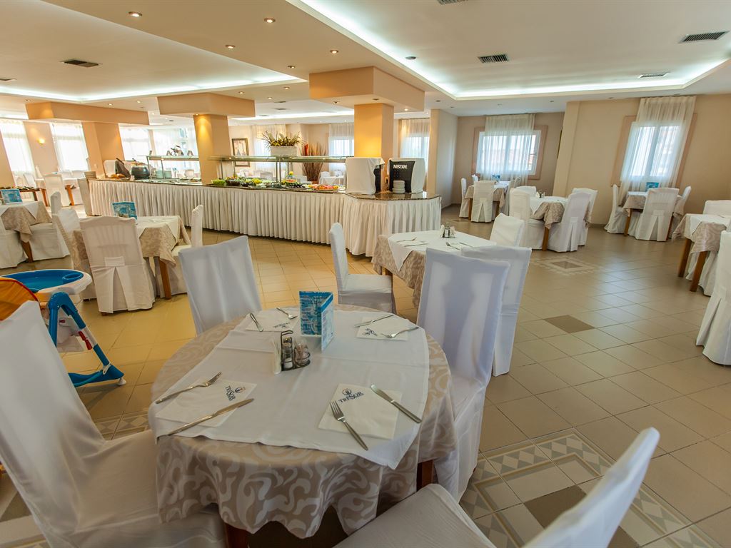 През Октомври: 3 нощувки със закуски и вечери в Tresor Sousouras Hotel 4*, Ханиоти, Халкидики, Гърция! - Снимка 3