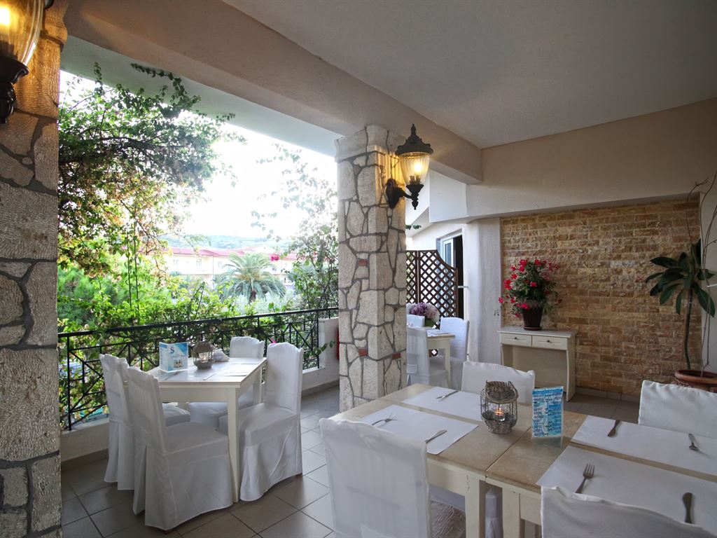 През Октомври: 3 нощувки със закуски и вечери в Tresor Sousouras Hotel 4*, Ханиоти, Халкидики, Гърция! - Снимка 8
