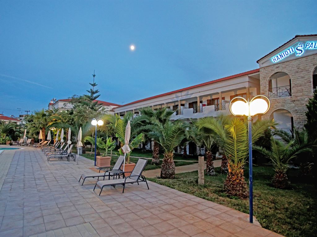 През Октомври: 3 нощувки със закуски и вечери в Tresor Sousouras Hotel 4*, Ханиоти, Халкидики, Гърция! - Снимка 