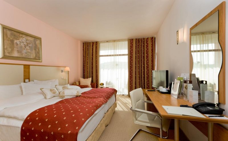 Хотел ДабълТрий Хилтън - Снимка 9