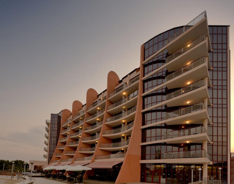 Хотел ДабълТрий Хилтън - Снимка 11