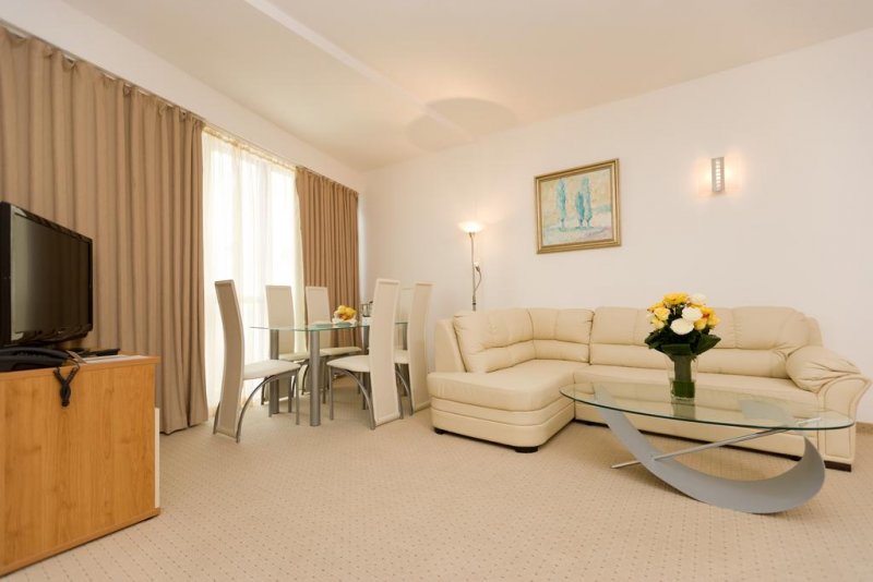 Хотел ДабълТрий Хилтън - Снимка 4