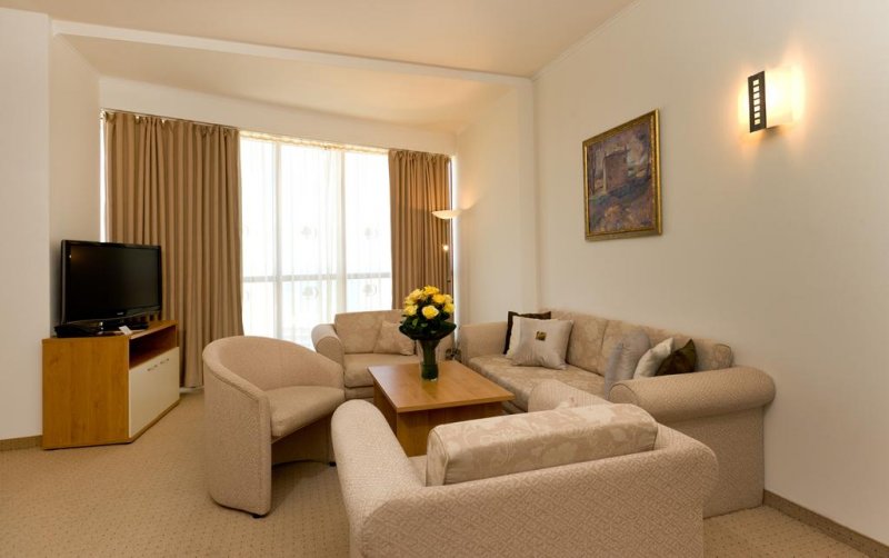 Хотел ДабълТрий Хилтън - Снимка 1