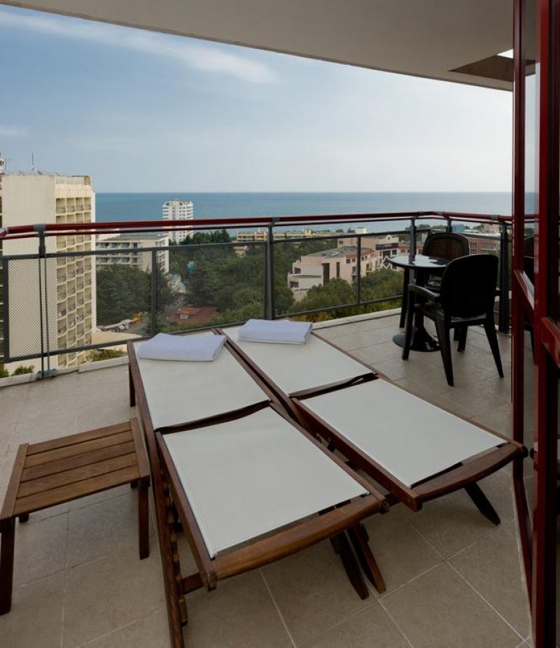 Хотел ДабълТрий Хилтън - Снимка 2