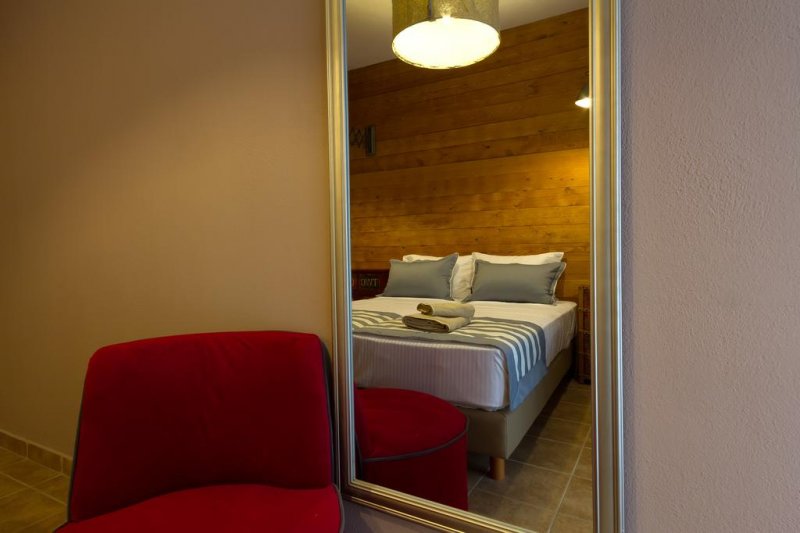 Ikies Luxury Apartments - Снимка 1