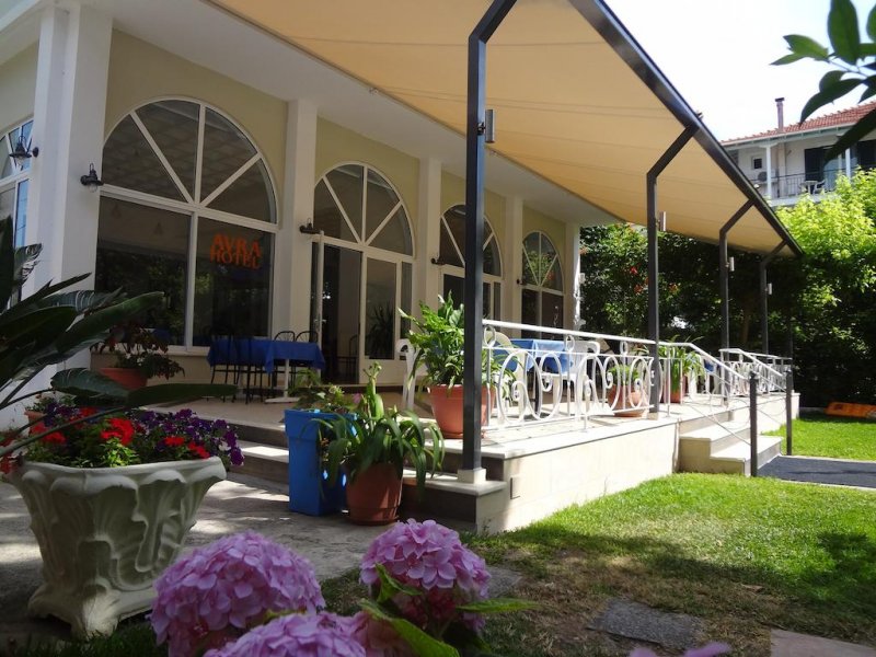 Avra Beach Hotel - Снимка 1