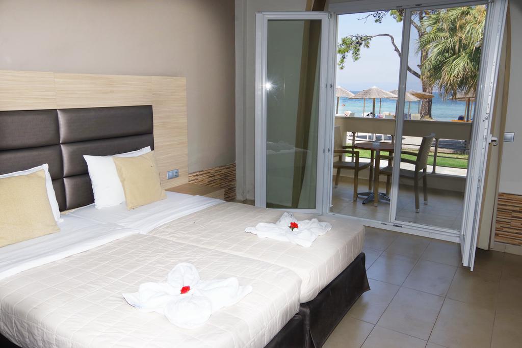Лято 2020 на самия плаж в Скала-Рахониу, о. Тасос! Нощувка на човек в супериор стая със закуска и вечеря + частен плаж и басейн от хотел Rachoni Bay Resort - Снимка 17