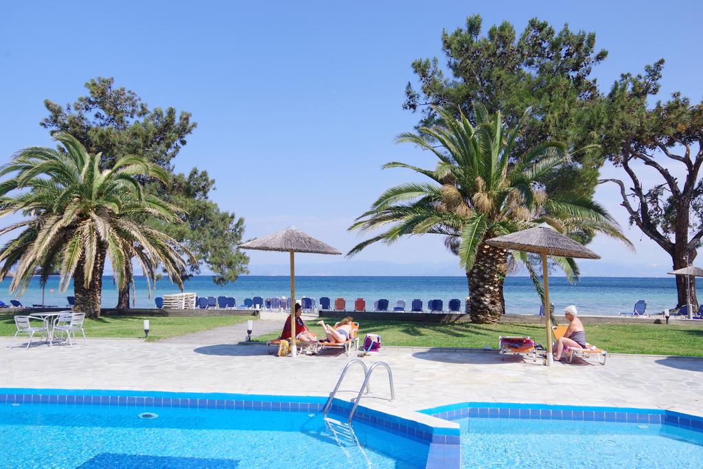 Лято 2020 на самия плаж в Скала-Рахониу, о. Тасос! Нощувка на човек в супериор стая със закуска и вечеря + частен плаж и басейн от хотел Rachoni Bay Resort - Снимка 7