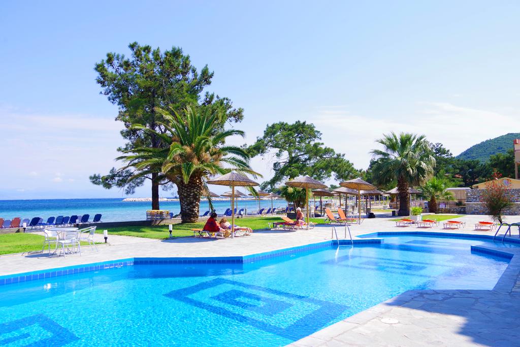 Лято 2020 на самия плаж в Скала-Рахониу, о. Тасос! Нощувка на човек в супериор стая със закуска и вечеря + частен плаж и басейн от хотел Rachoni Bay Resort - Снимка 32