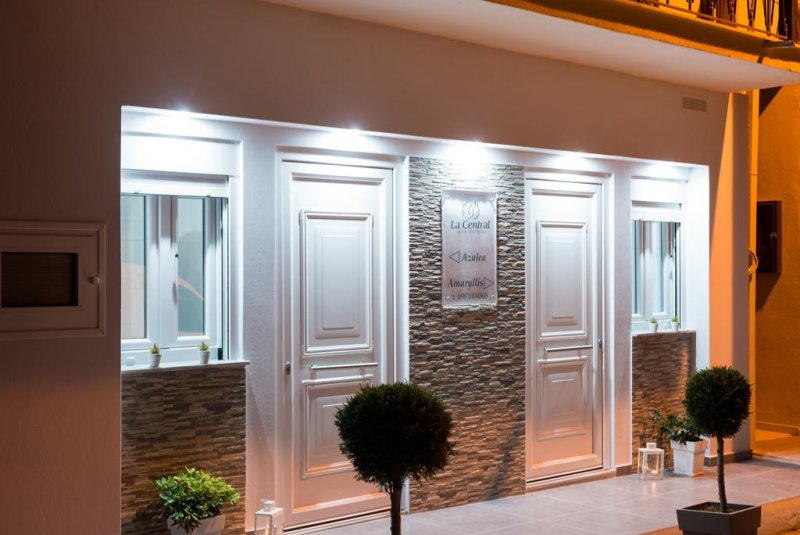 Lа Central Apartments - Снимка 0