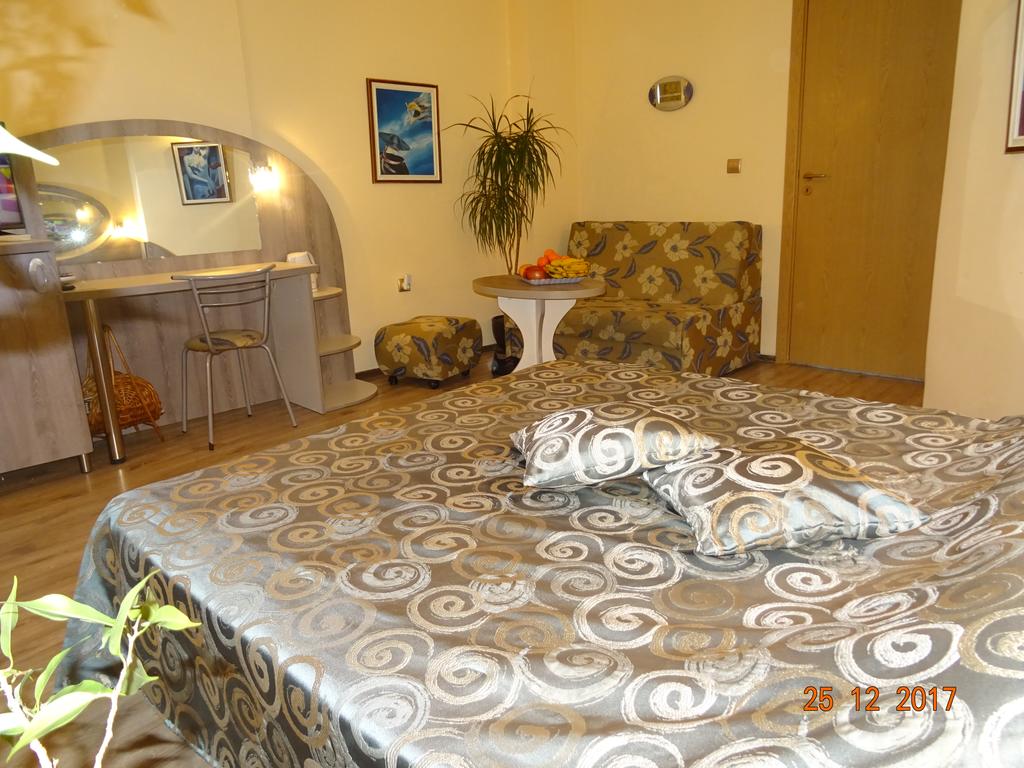 Нощувка на човек от хотел Колор, Варна - Снимка 42