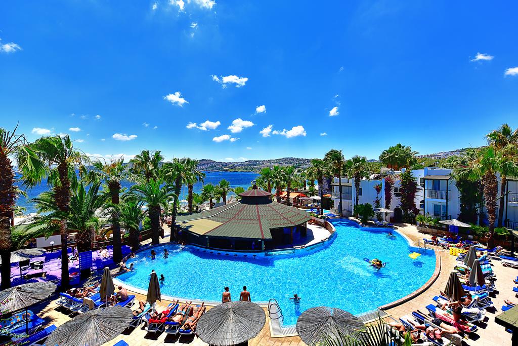 Ранни записвания за Великден или майски празници в Бодрум, Турция! 5 или 7 нощувки на човек на база Аll Inclusive +  собствен плаж и 2 басейна с водни пързалки от хотел Parkim Ayaz. Дете до 1 - Снимка 