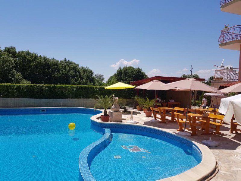 Комплекс Петрови къщи - Снимка 11