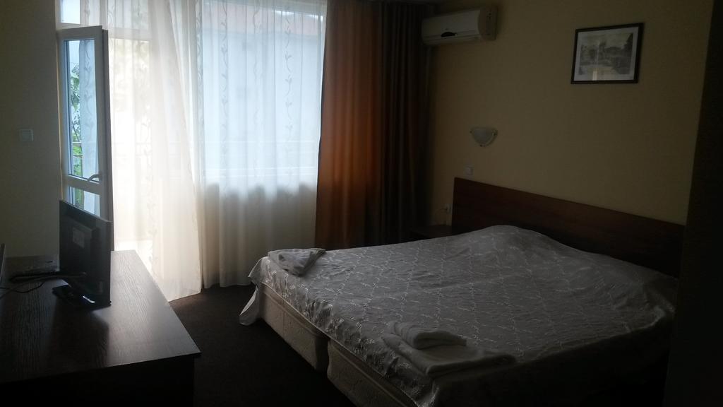 Лято 2019 в Несебър. Нощувка на човек в хотел Сандор - Снимка 33